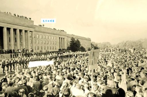 动荡的1960年代，倡导爱与和平的嬉皮士与摇摆伦敦唱响二重奏