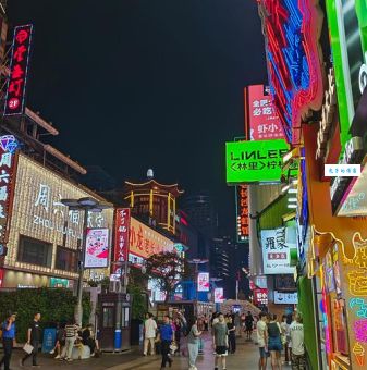 解放西是什么意思这条街为啥这么热闹火爆
