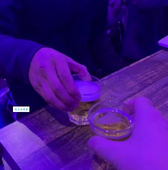 梅尼耶碰杯什么意思 简单手势背后的深层意义
