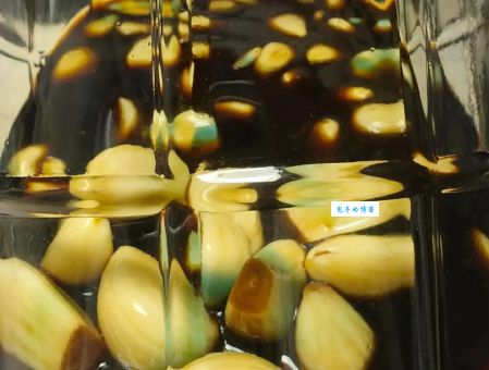 腊八蒜的腌制方法简单易学,新手也能轻松上手