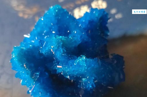 硫酸铜颜色怎么分辨?教你快速识别蓝色晶体