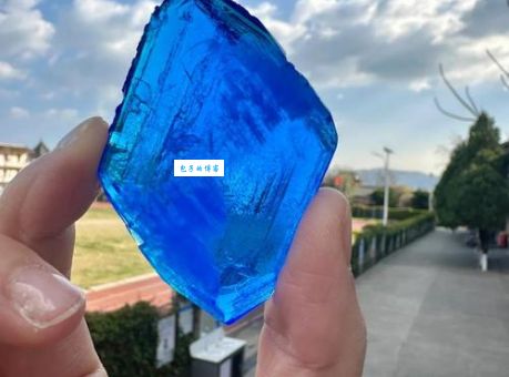 硫酸铜颜色怎么分辨？教你快速识别蓝色晶体