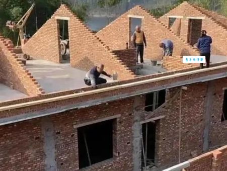 房顶上盖草打一字