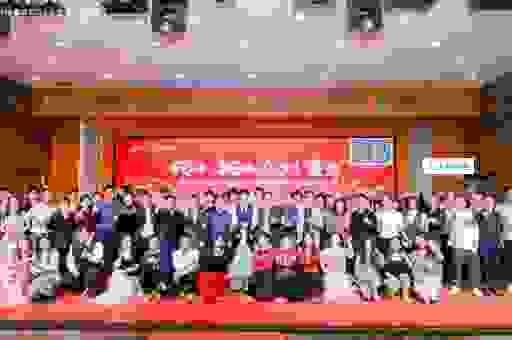 迎接公司五载之年重要时刻全员一起庆祝